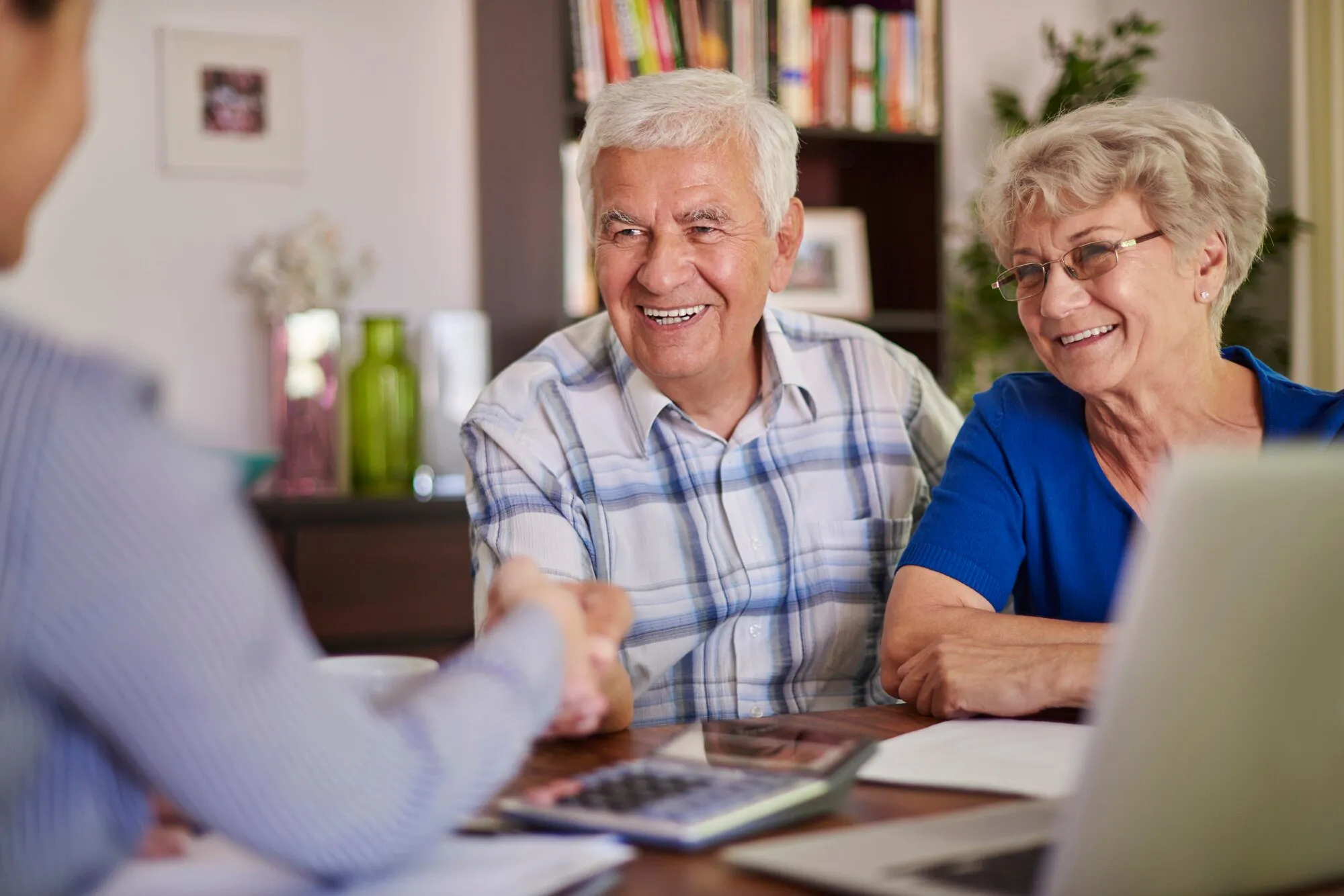 adultos-tercera-edad-jubilados-imss-tramite-credito Adultos mayores tramitando crédito, IMSS jubilados.