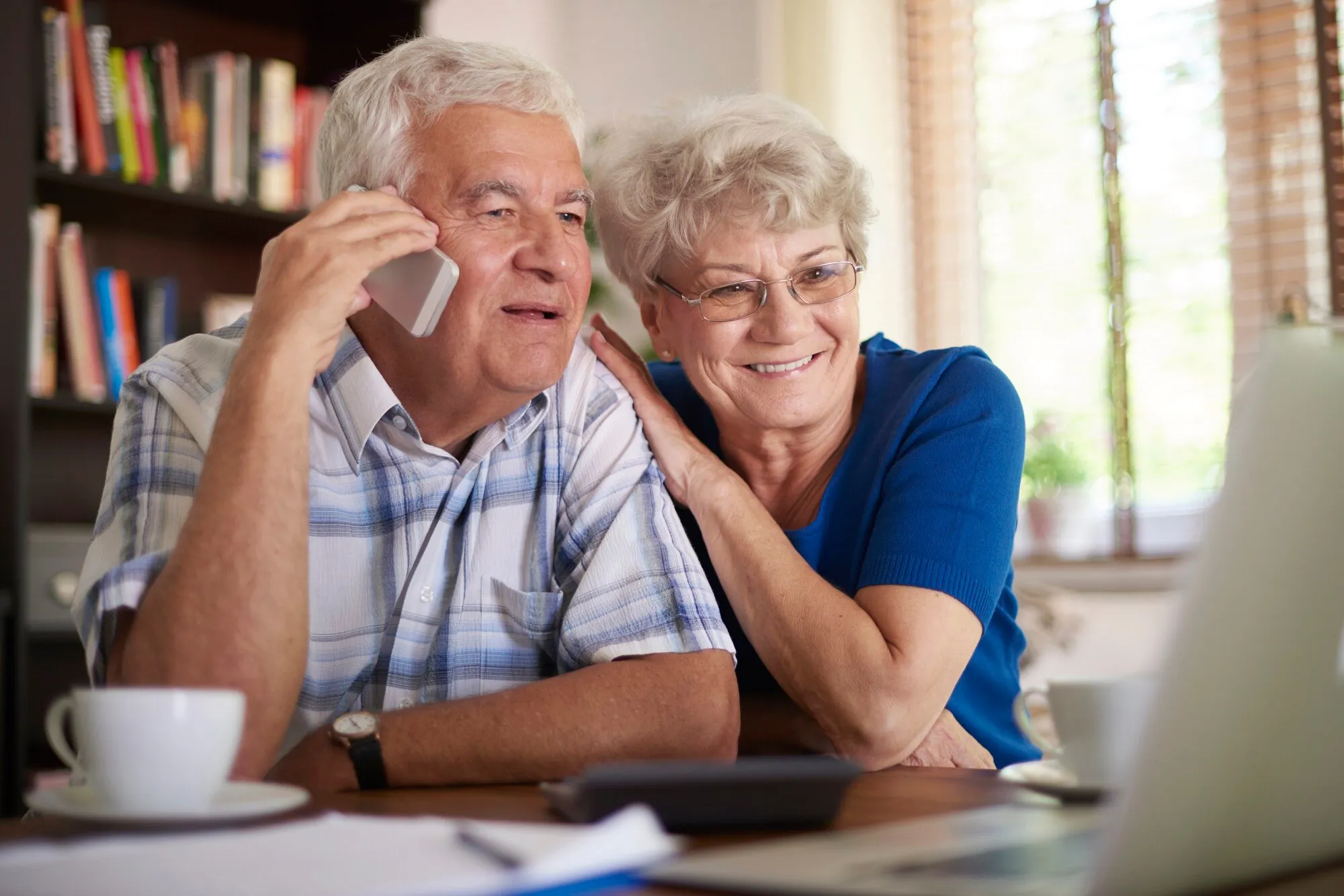 Pareja de adultos mayores solicitando crédito vía pensión.