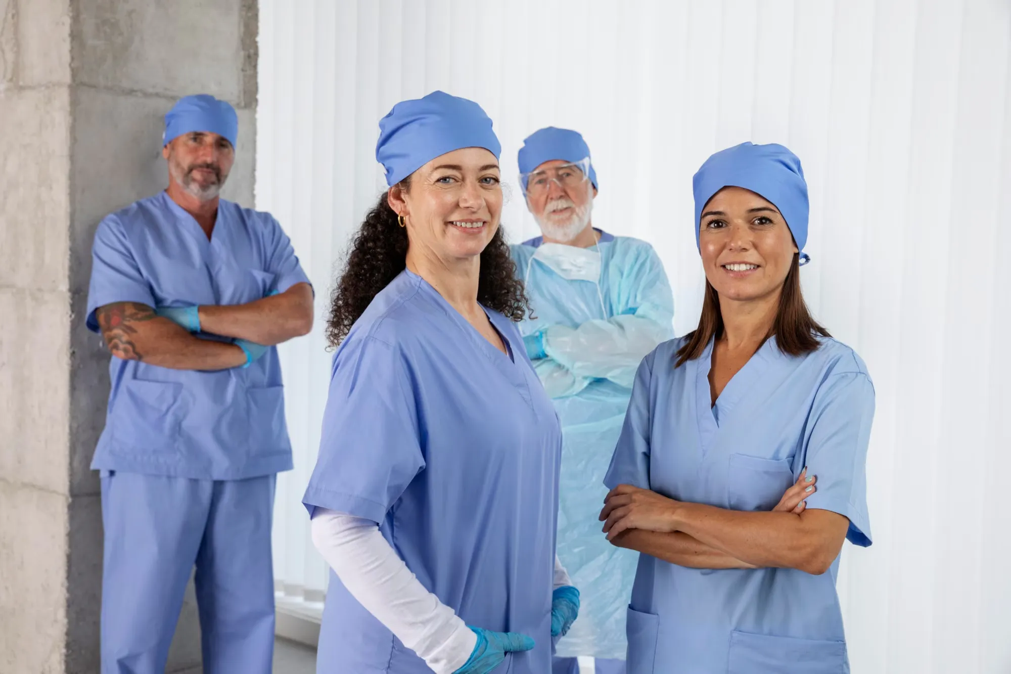 Mujeres y hombres medicos del IMSS con batas azules, y uniformes.