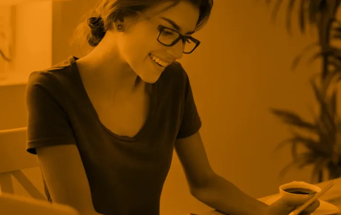 Empleado aprendiendo a usar créditos vía nómina sin endeudarse