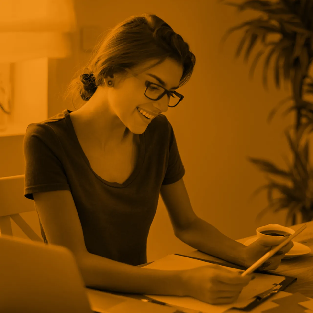 Empleado aprendiendo a usar créditos vía nómina sin endeudarse