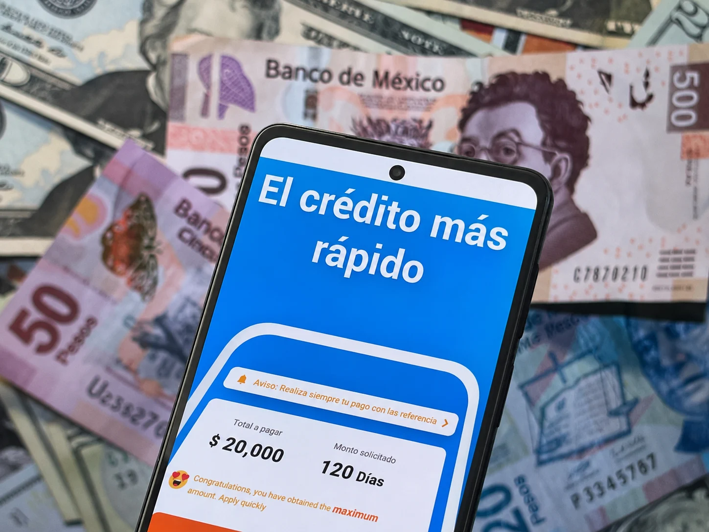 Celular mostrando alertas de fraudes financieros y aplicaciones montadeudas