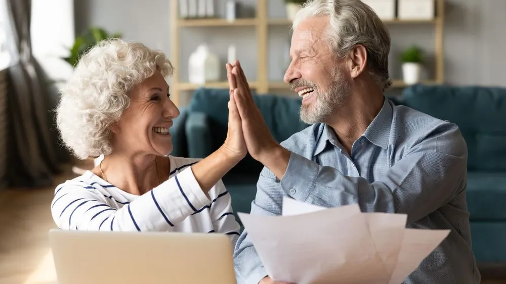 Pareja de jubilados analizando opciones de préstamos a pensionados IMSS e ISSSTE.
